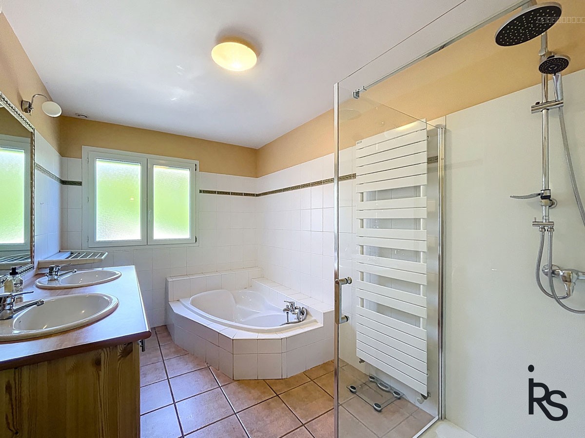Une villa de 144 m2 habitables avec terrasse et 1138 m2 de jardin avec une belle vue sur les montagnes. — photo 9