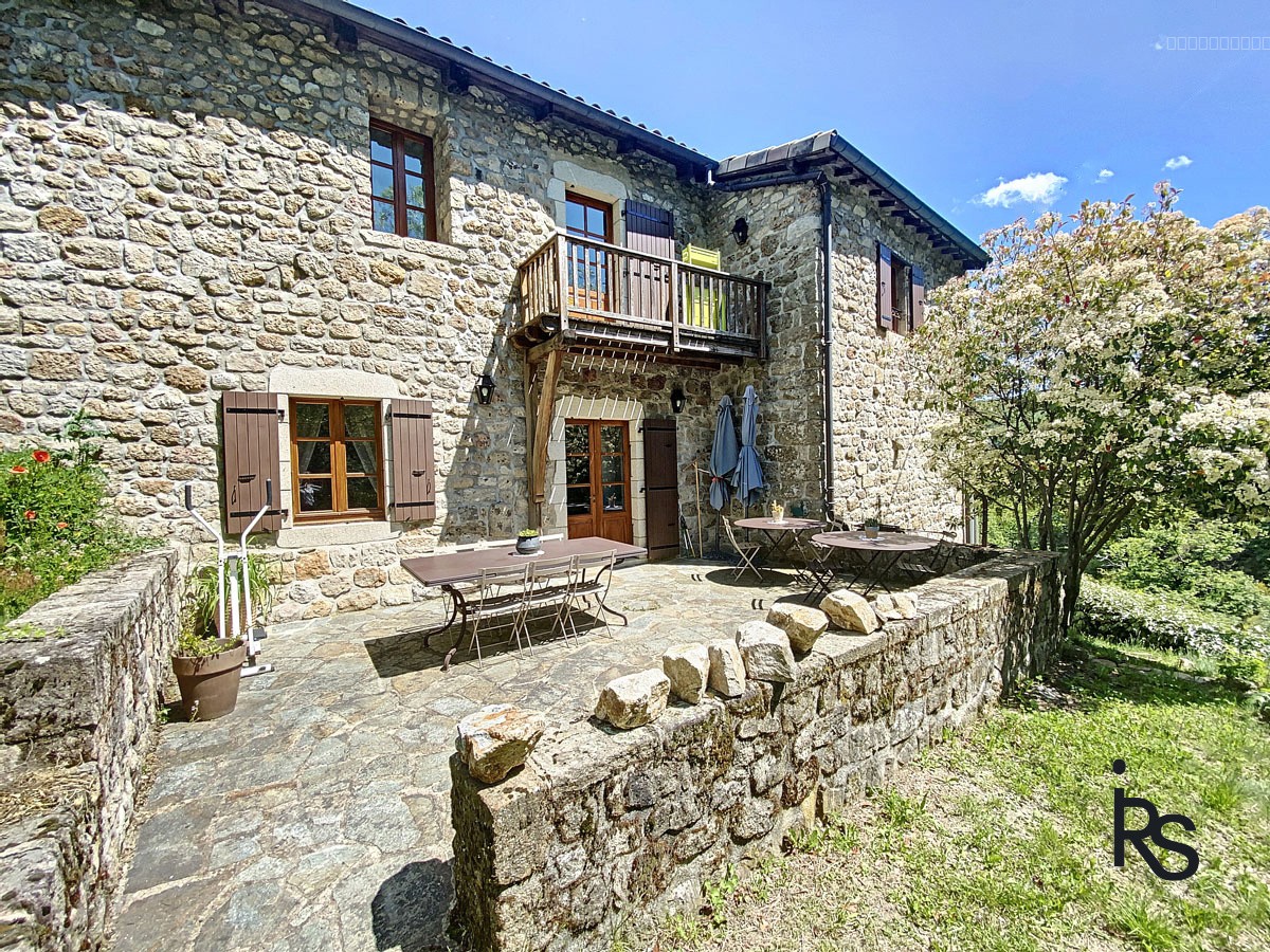 Demeure de caractère de 330m2 rénovés avec 6 chambres, 2,6 ha de terrain, piscine et vue dominante. — photo 13
