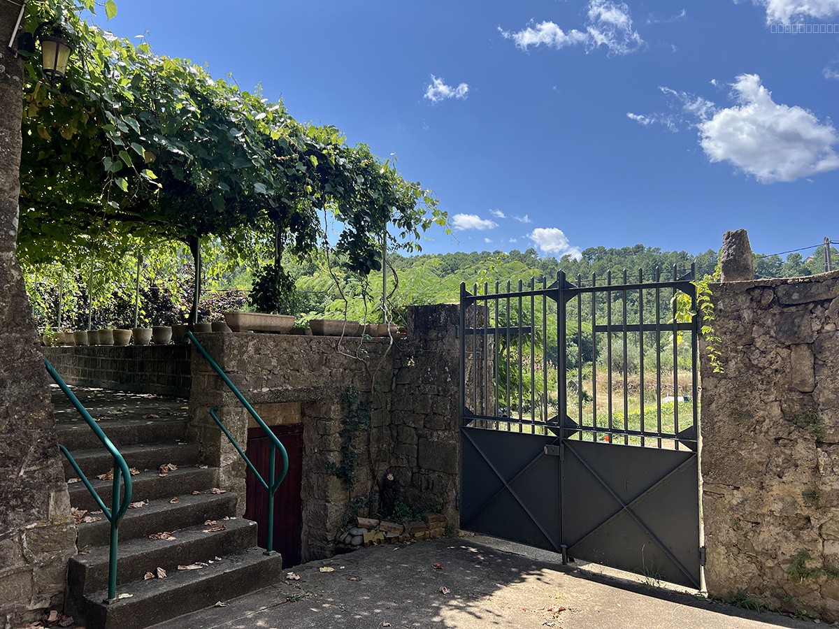 Une demeure rurale en 4 logements avec 6,34 ha de terrain et deux sources. — photo 3