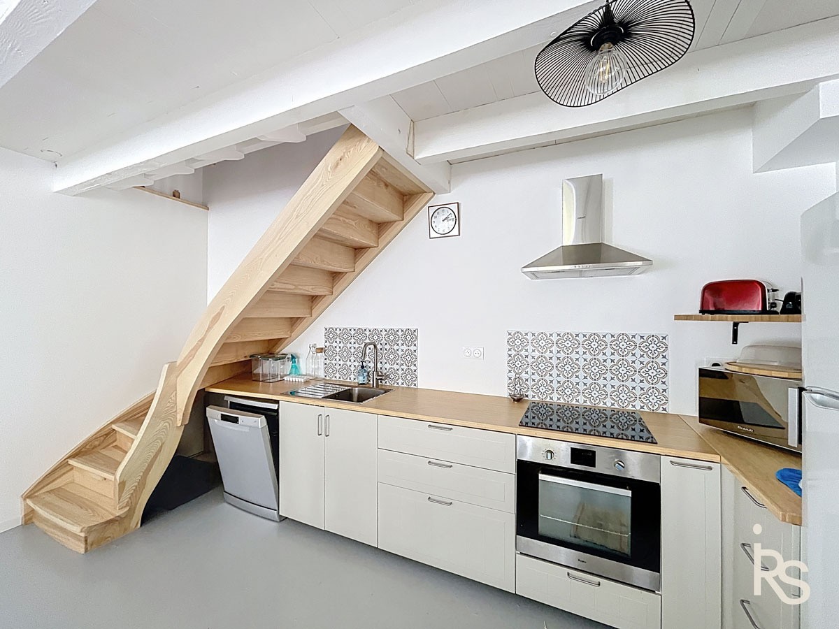 Une charmante maison en pierre de 80 m2 habitables rénovée récemment avec un jardin de 490 m2. — photo 6