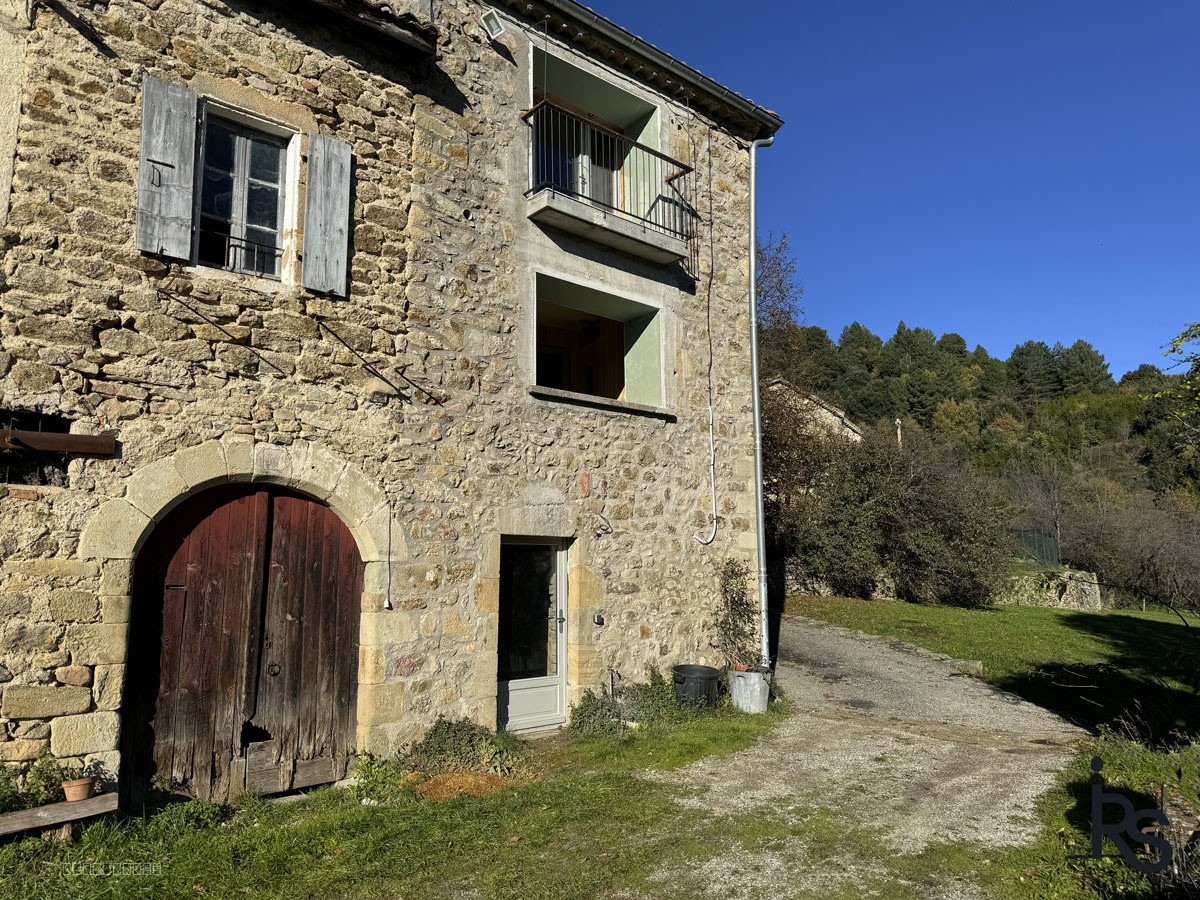 Une maison de hameau en pierre de 124 m2 habitables, à finir de rénover avec 2652 m2 de terrain. — photo 2