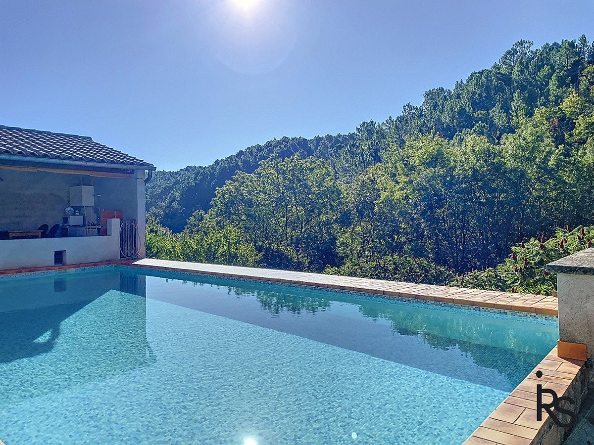 Dans un hameau, un ensemble de deux maisons et 3822 m2 de terrain avec une piscine et une belle vue. — photo 5