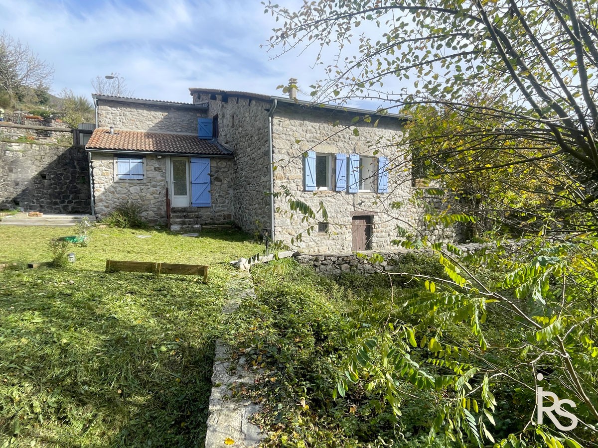 Une charmante maison en pierre de 80 m2 habitables rénovée récemment avec un jardin de 490 m2. — photo 12