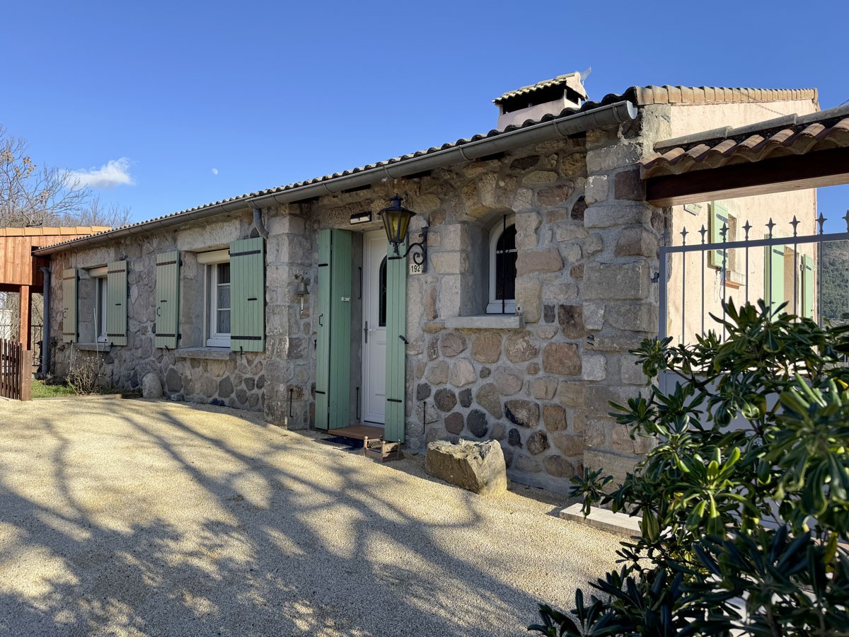 Une villa de 157 m2 avec une vue imprenable, une piscine chauffé et 2190 m2 de terrain arboré. — photo 2