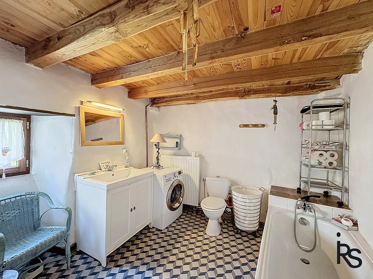 Dans un hameau typique, un ensemble immobilier de 3 maisons avec 8300 m2 de terrain et une vue splendide. — photo 12