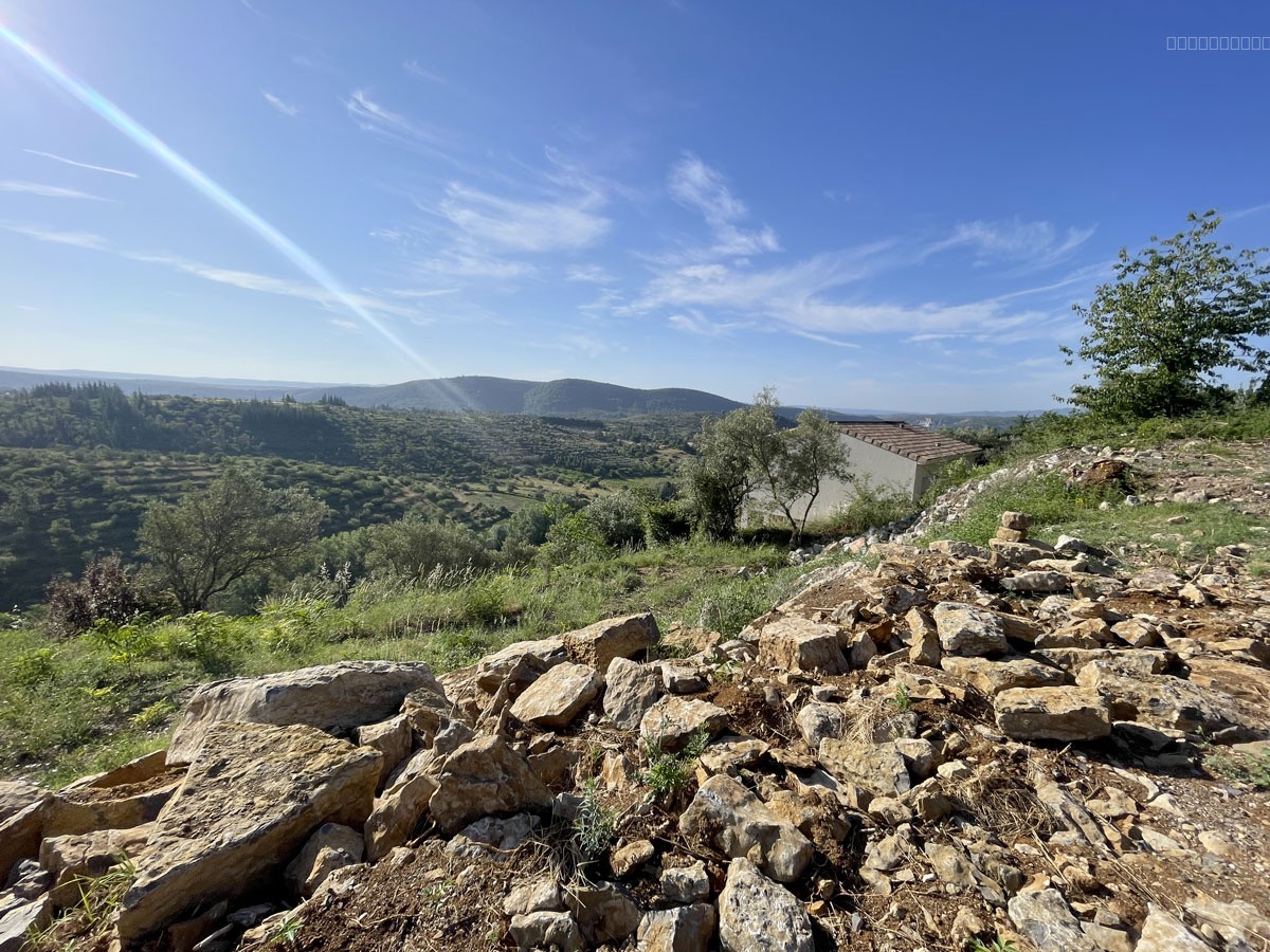 Terrain à bâtir de 3560 m2 viabilisé avec permis de construire pour une villa avec piscine. — photo 7
