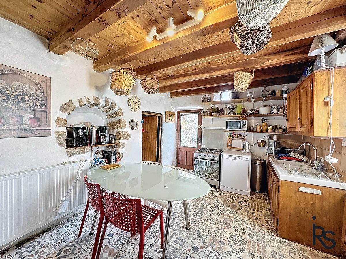 Dans un hameau typique, un ensemble immobilier de 3 maisons avec 8300 m2 de terrain et une vue splendide. — photo 11