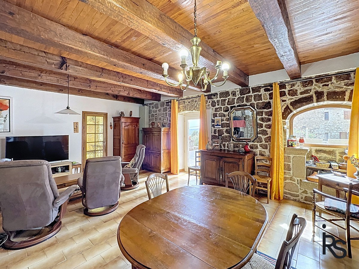 Avec une vue panoramique, une maison en pierre de 190 m2 habitables et un terrain de 2833 m2 — photo 5