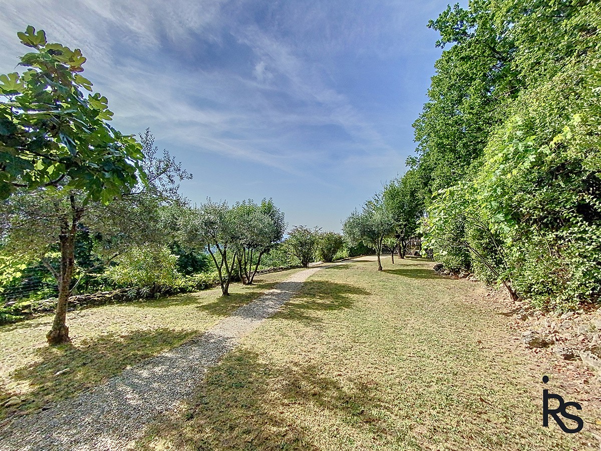 A 5 minutes d’un village avec tous les commerces, une maison de 106 m2 avec piscine et 965 m2 de terrain. — photo 7