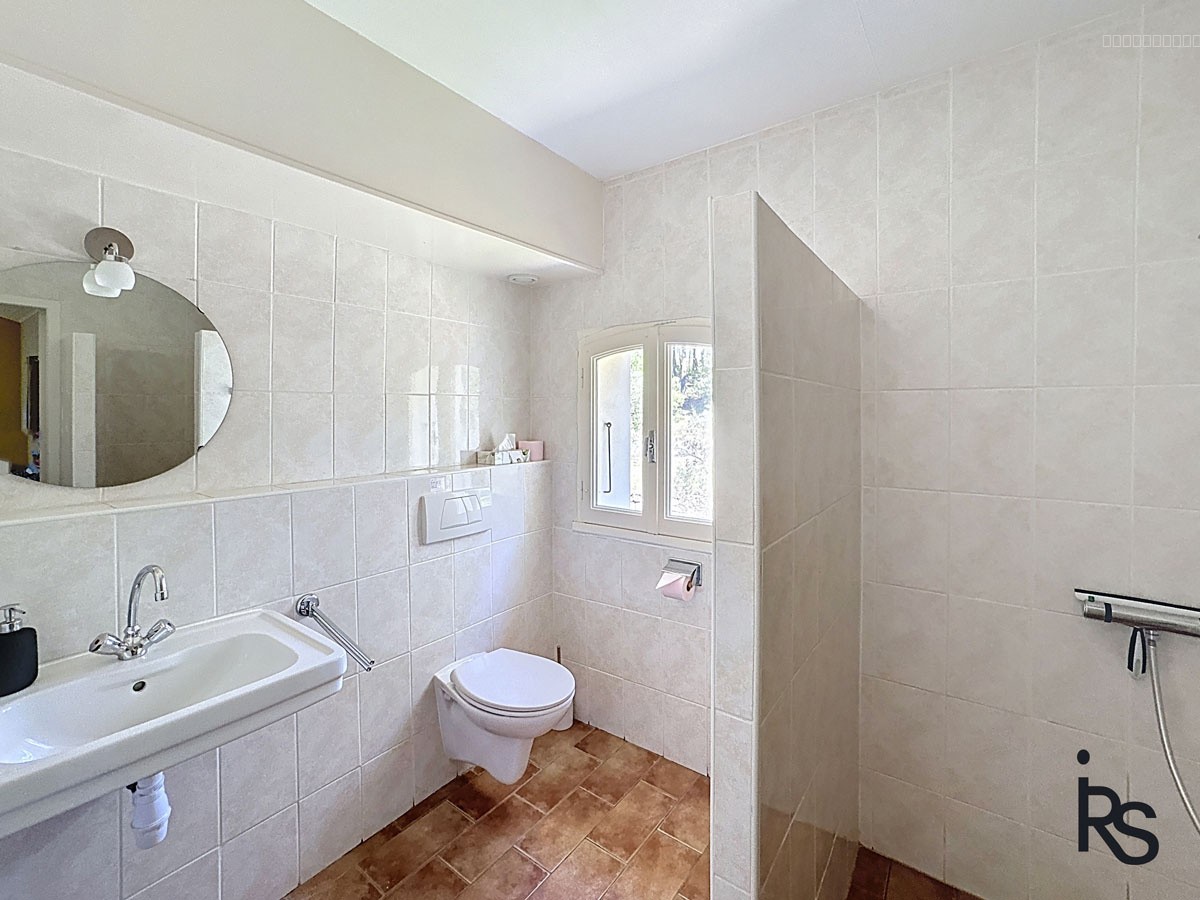 Une spacieuse villa de 267 m2 avec 5586 m2 de jardin et une piscine chauffée. — photo 11
