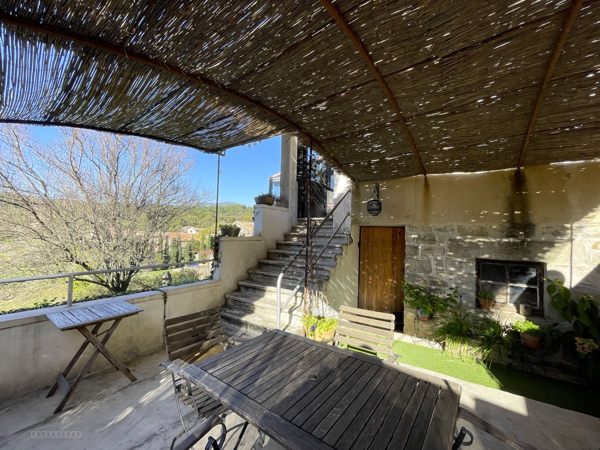 Une maison du 19ème siècle et rénovée récemment, de 100 m2 avec un jardin de 1350 m2 et une vue magnifique. — photo 4