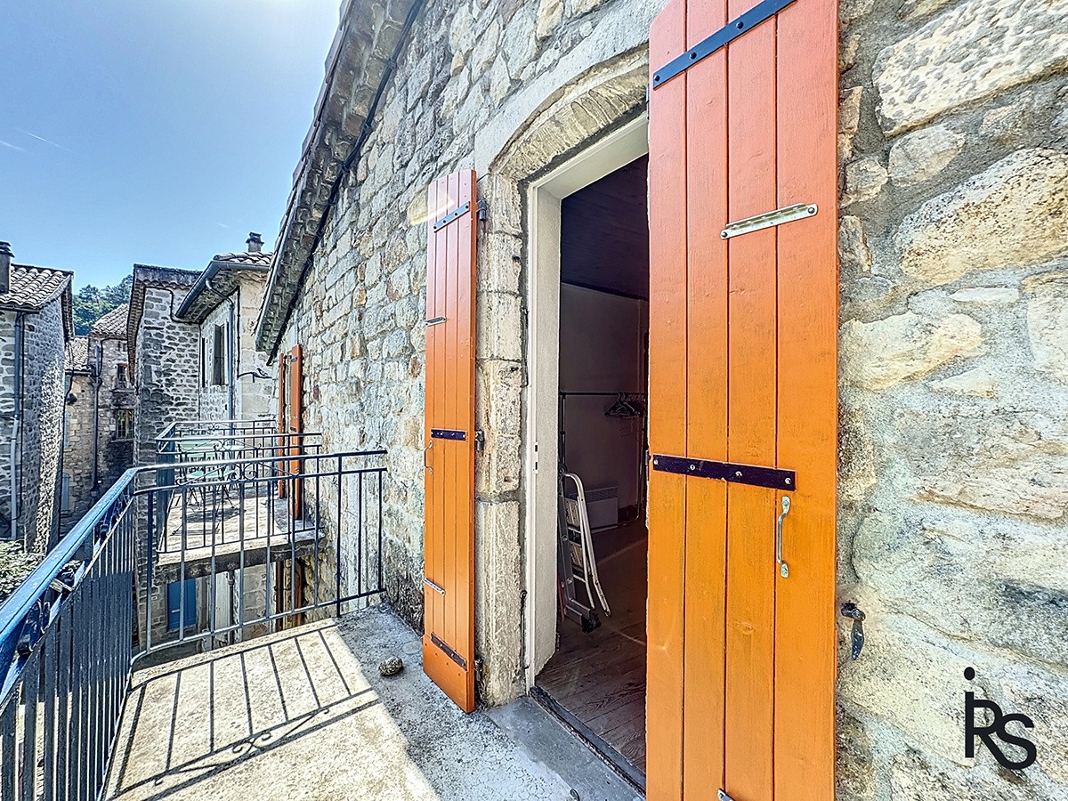 LARGENTIERE: une charmante maison de village de 86 m2 avec deux balcons, située au calme. — photo 3