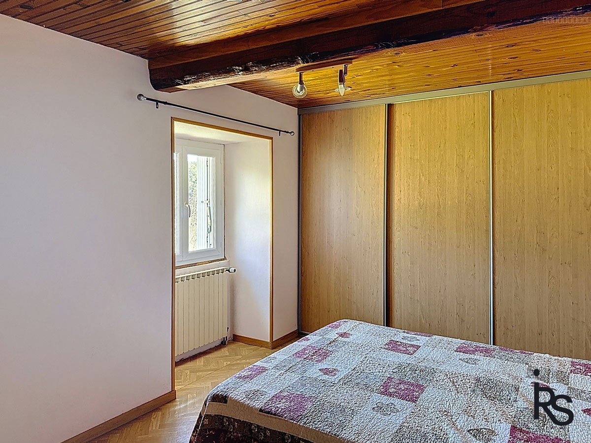 Dans un hameau, un ensemble de deux maisons et 3822 m2 de terrain avec une piscine et une belle vue. — photo 15