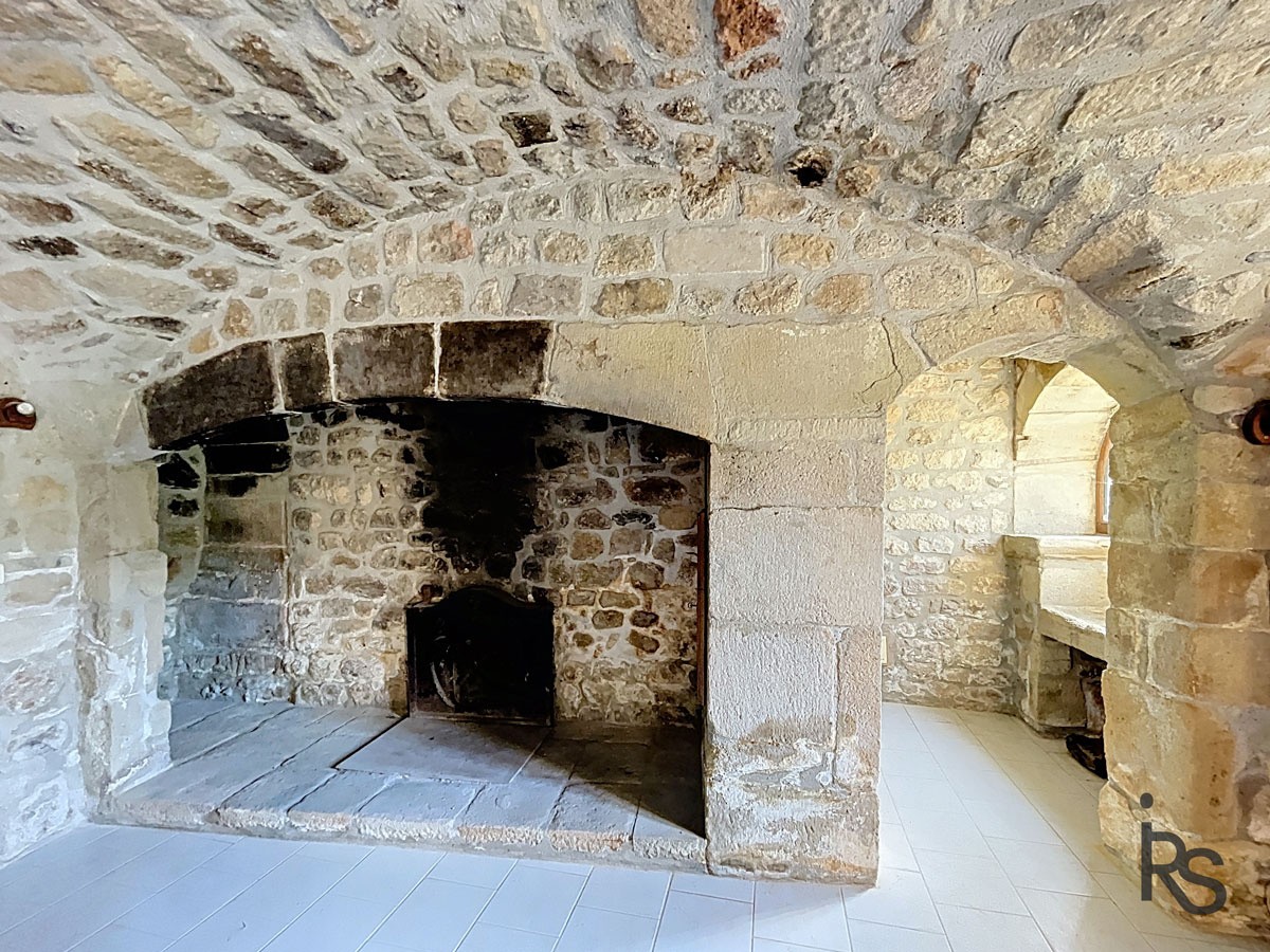 Une maison de caractère de 1803 avec 191 m2 habitables et dépendances, 3,2 ha de terrain et une belle vue. — photo 18