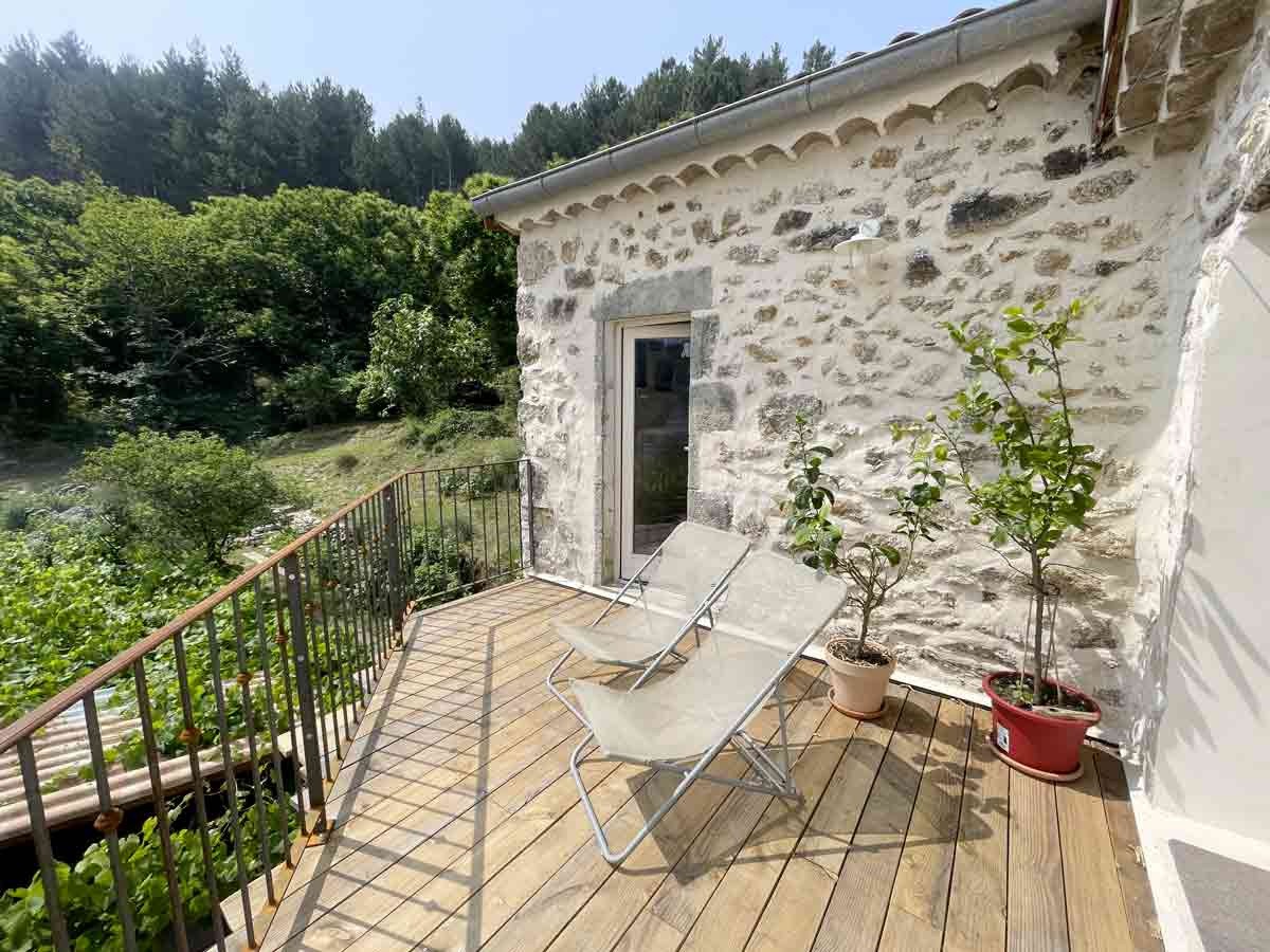 une maison ardéchoise rénovée de 261 m2 habitables, avec 4600 m2 de jardin en terrasses. — photo 4