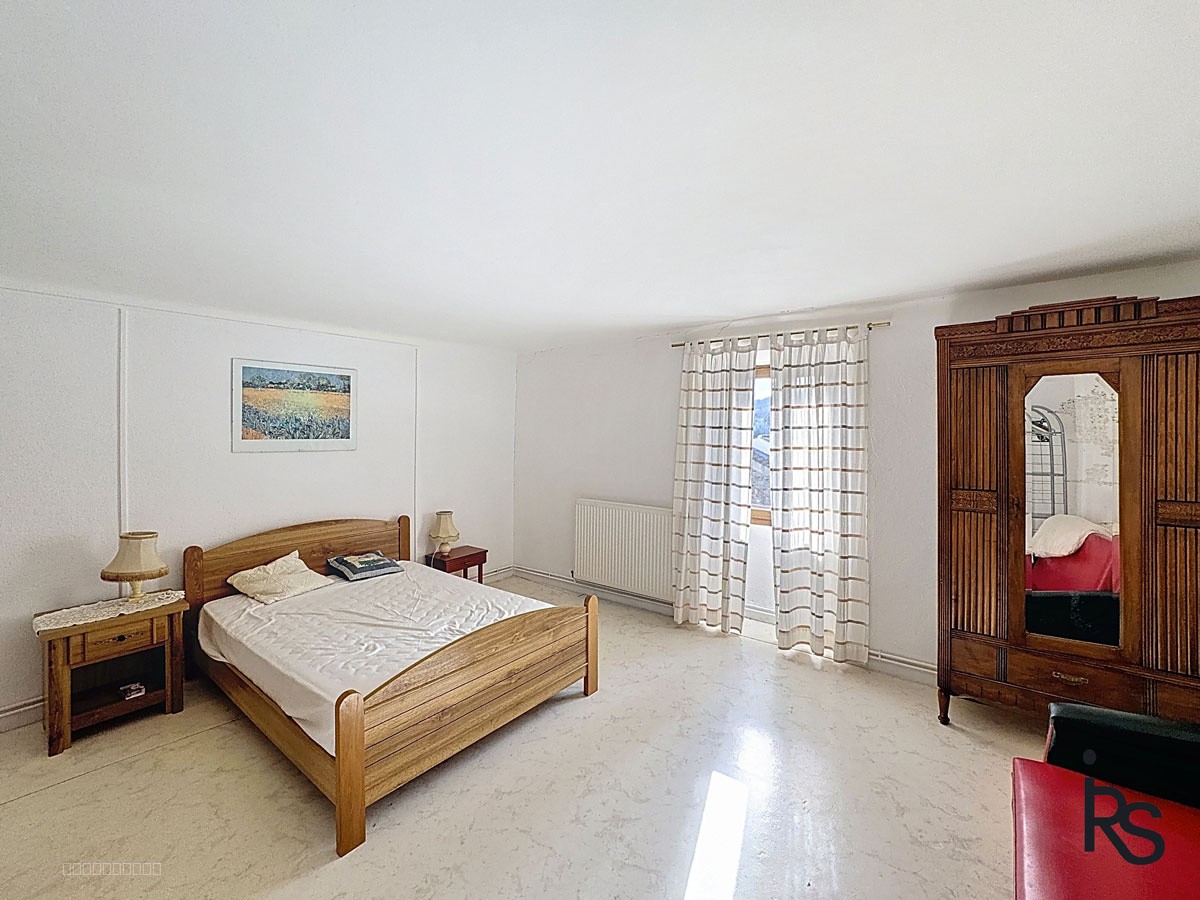 Une maison de caractère de 187 m2 habitables avec 230 m2 de dépendances aménageables, une cour et un jardin. — photo 14