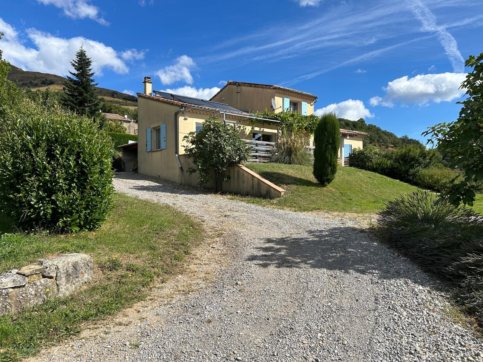 Une villa de 144 m2 habitables avec terrasse et 1138 m2 de jardin avec une belle vue sur les montagnes. — photo 16