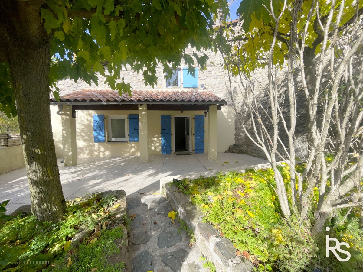 Une charmante maison en pierre de 80 m2 habitables rénovée récemment avec un jardin de 490 m2. — photo 2