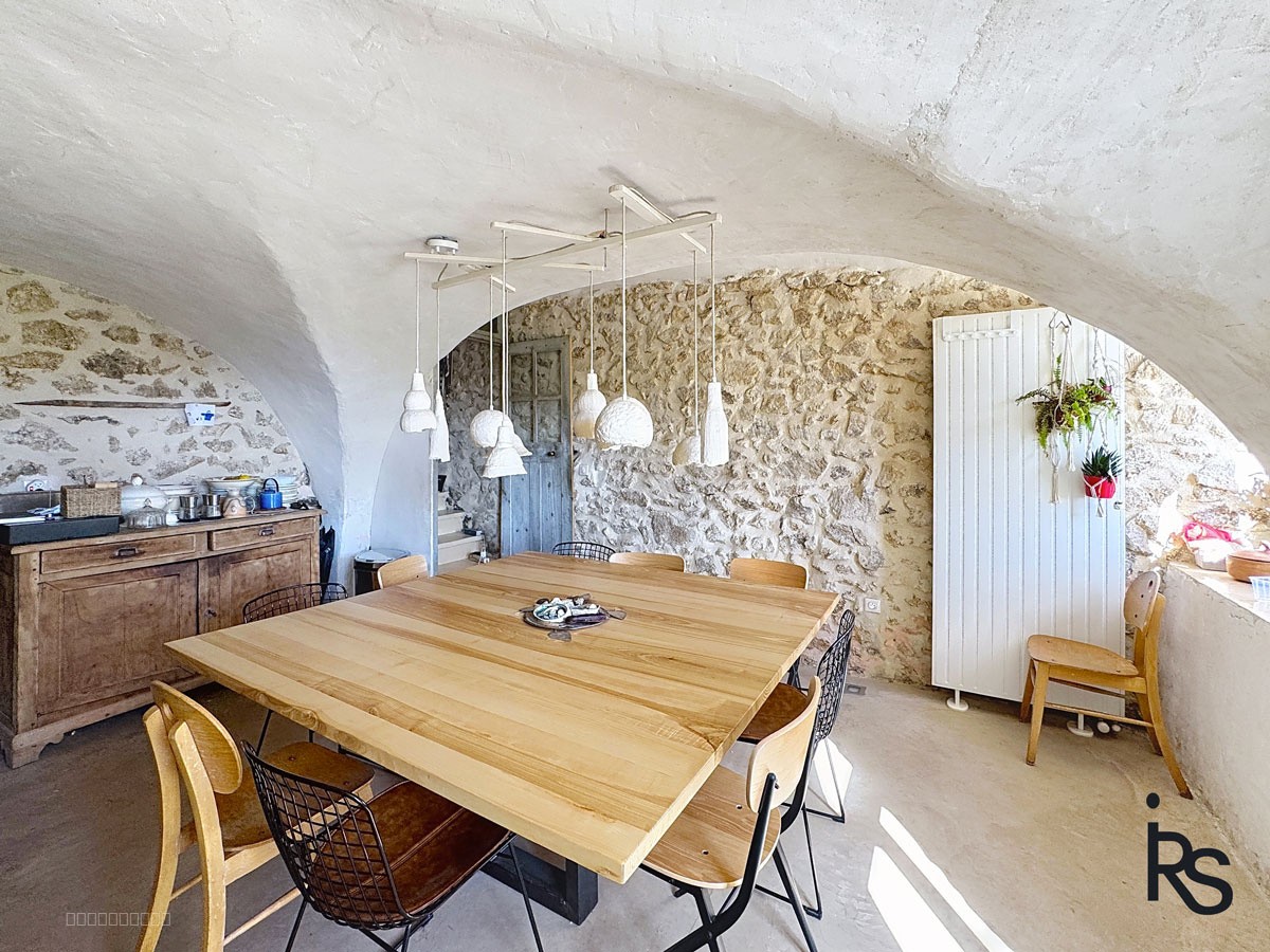 une maison ardéchoise rénovée de 261 m2 habitables, avec 4600 m2 de jardin en terrasses. — photo 6