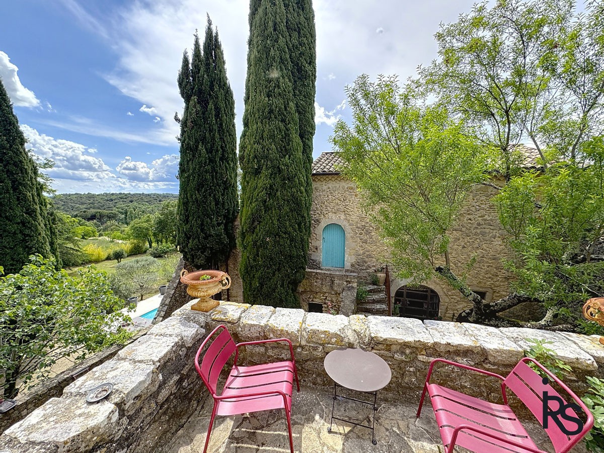 Propriété de charme de 345,80 m2 : mas ardéchois avec 2 dépendances aménagées, 4000 m2 de jardin et piscine. — photo 4