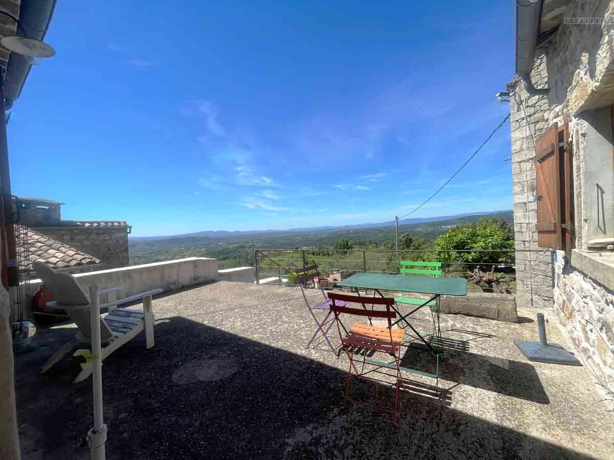 Dans un hameau typique, un ensemble immobilier de 3 maisons avec 8300 m2 de terrain et une vue splendide. — photo 3
