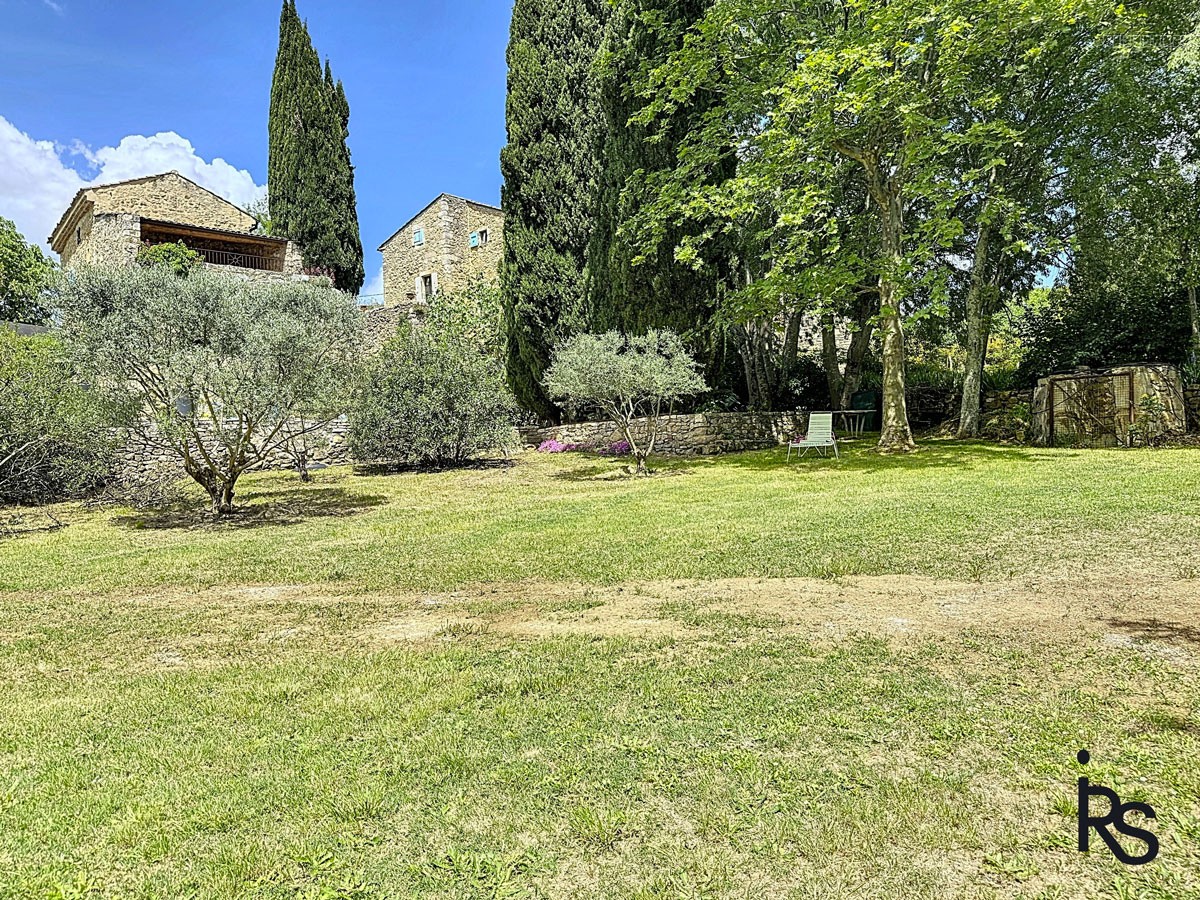 Propriété de charme de 345,80 m2 : mas ardéchois avec 2 dépendances aménagées, 4000 m2 de jardin et piscine. — photo 3