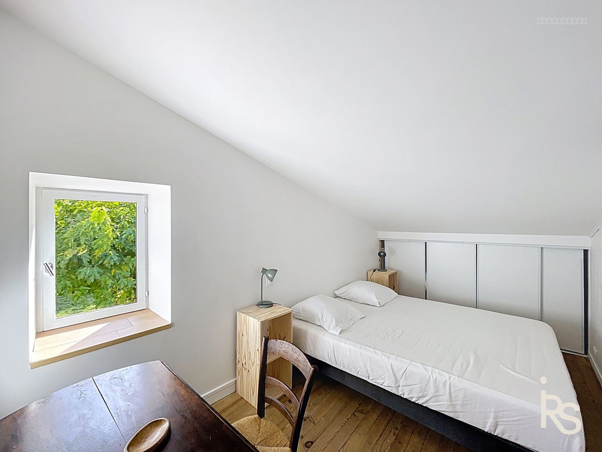 Une charmante maison en pierre de 80 m2 habitables rénovée récemment avec un jardin de 490 m2. — photo 9