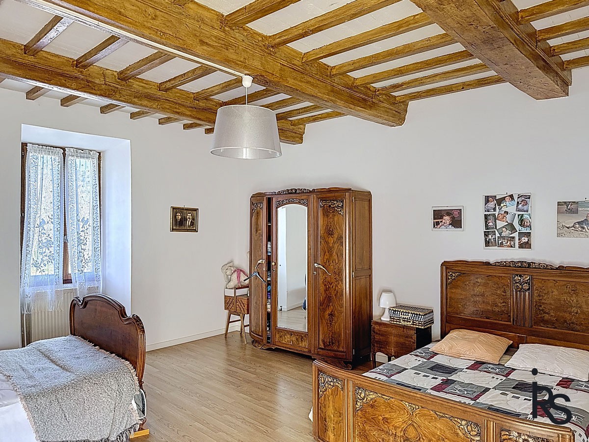 Une maison de caractère de 187 m2 habitables avec 230 m2 de dépendances aménageables, une cour et un jardin. — photo 11
