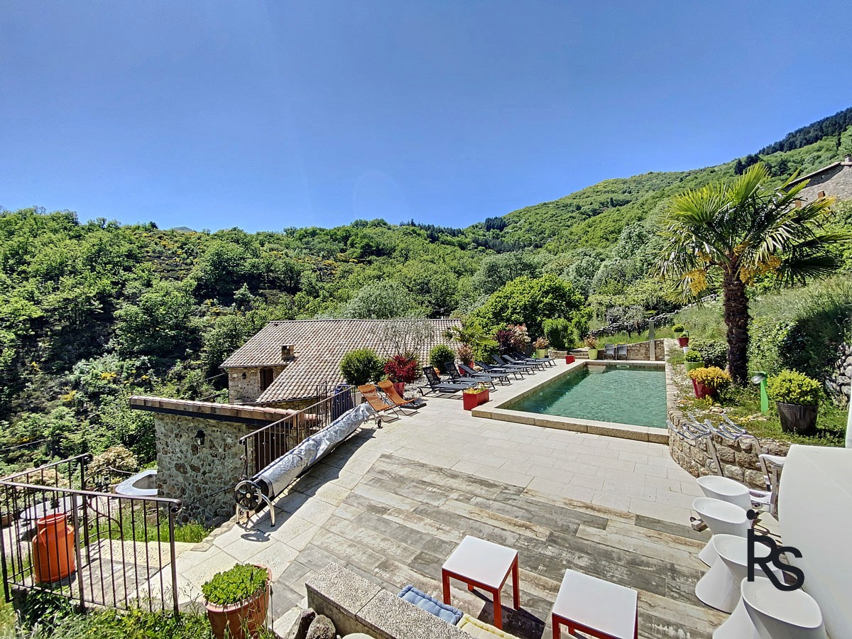 Demeure de caractère de 330m2 rénovés avec 6 chambres, 2,6 ha de terrain, piscine et vue dominante. — photo 14