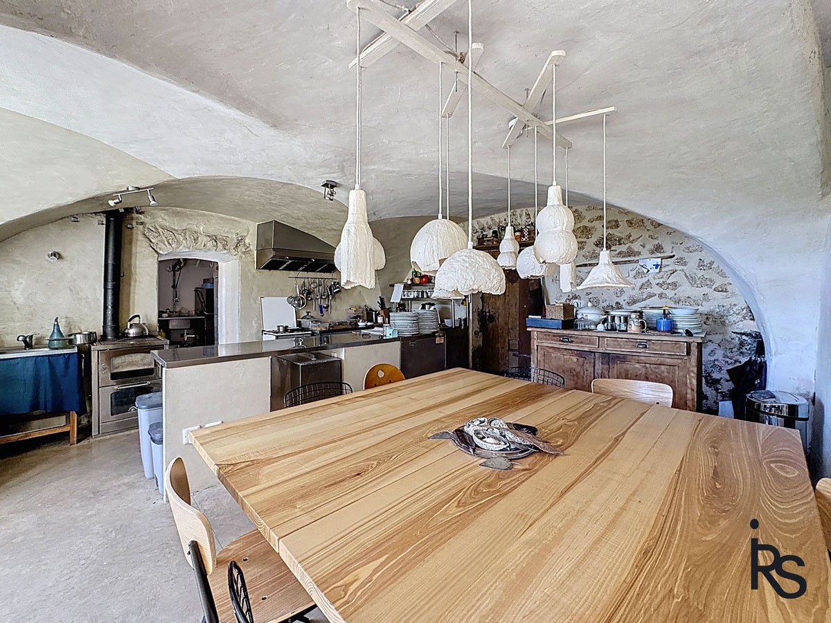une maison ardéchoise rénovée de 261 m2 habitables, avec 4600 m2 de jardin en terrasses. — photo 5