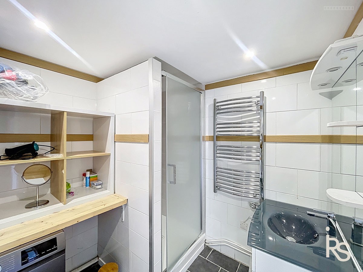 Une charmante maison en pierre de 80 m2 habitables rénovée récemment avec un jardin de 490 m2. — photo 7