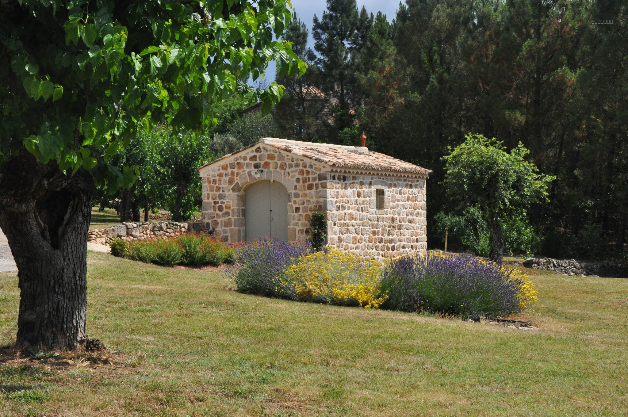 Un exceptionnel mas rénové de 196 m2 avec 1,6 ha de terrain et une piscine avec pool house. — photo 17