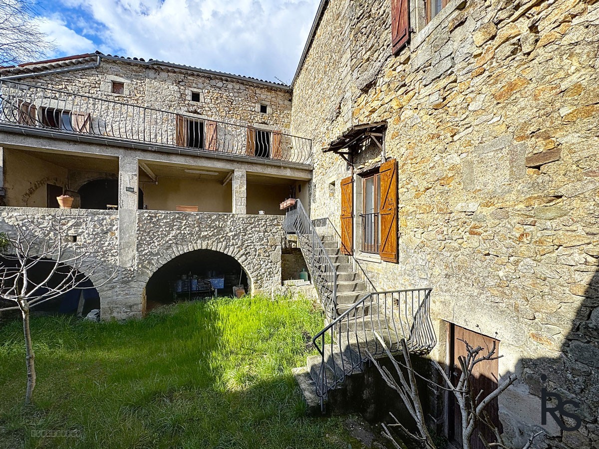 Une maison de caractère de 187 m2 habitables avec 230 m2 de dépendances aménageables, une cour et un jardin. — photo 4