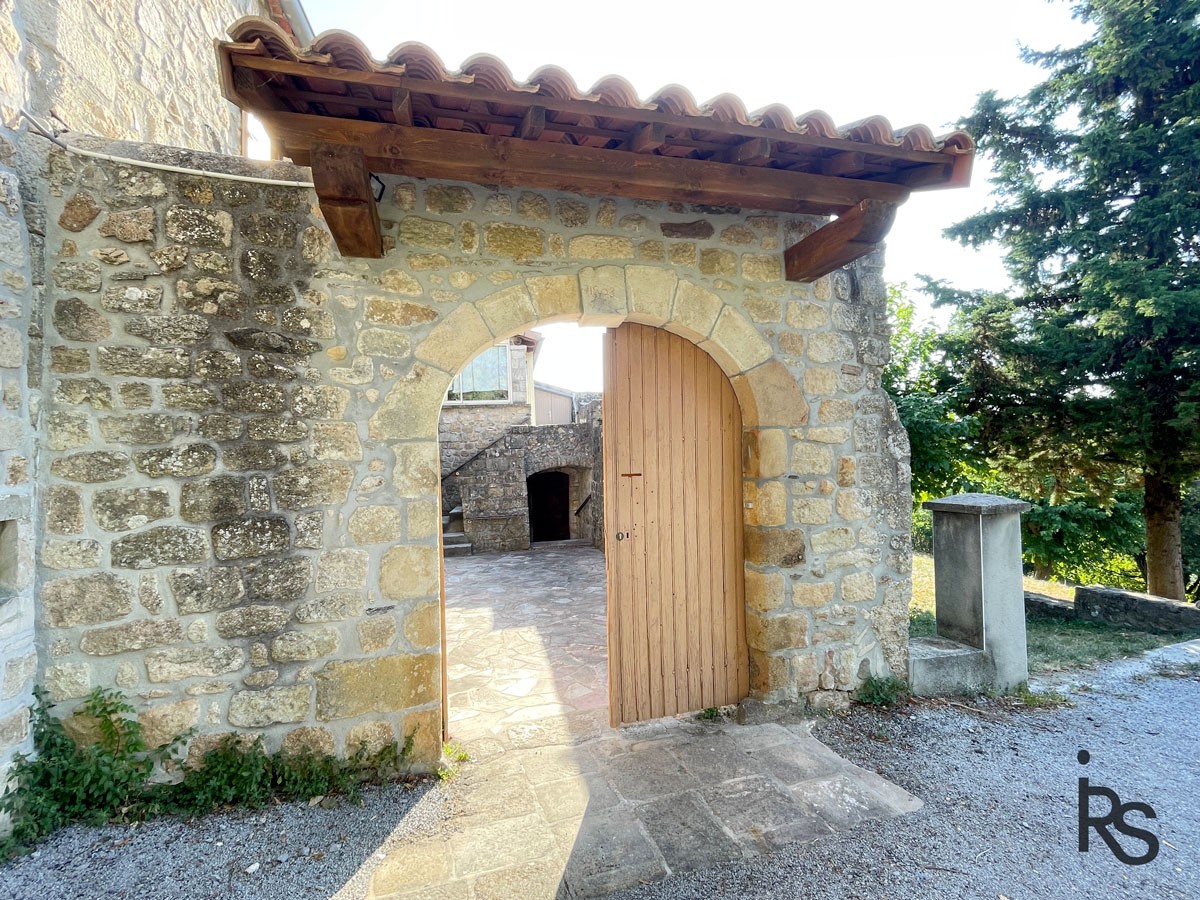Une maison de caractère de 1803 avec 191 m2 habitables et dépendances, 3,2 ha de terrain et une belle vue. — photo 4