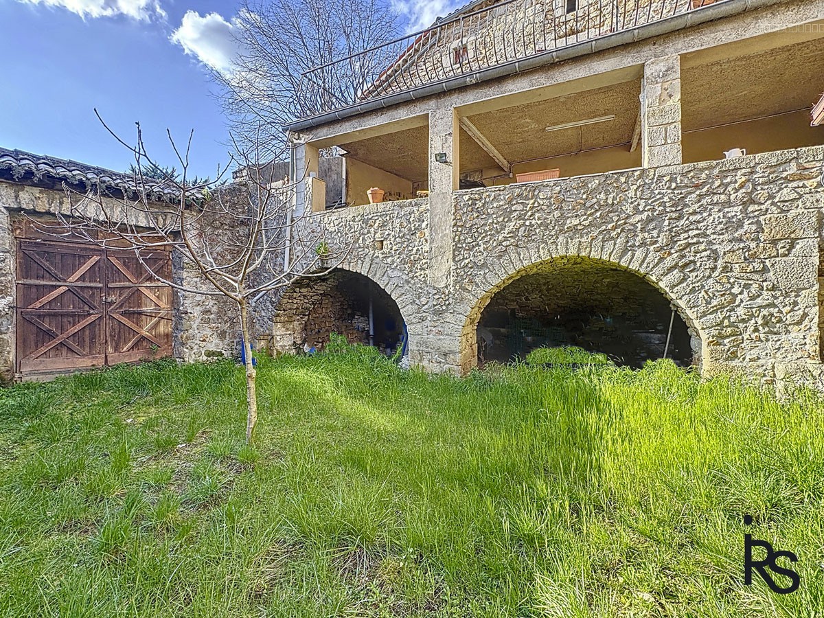 Une maison de caractère de 187 m2 habitables avec 230 m2 de dépendances aménageables, une cour et un jardin. — photo 3
