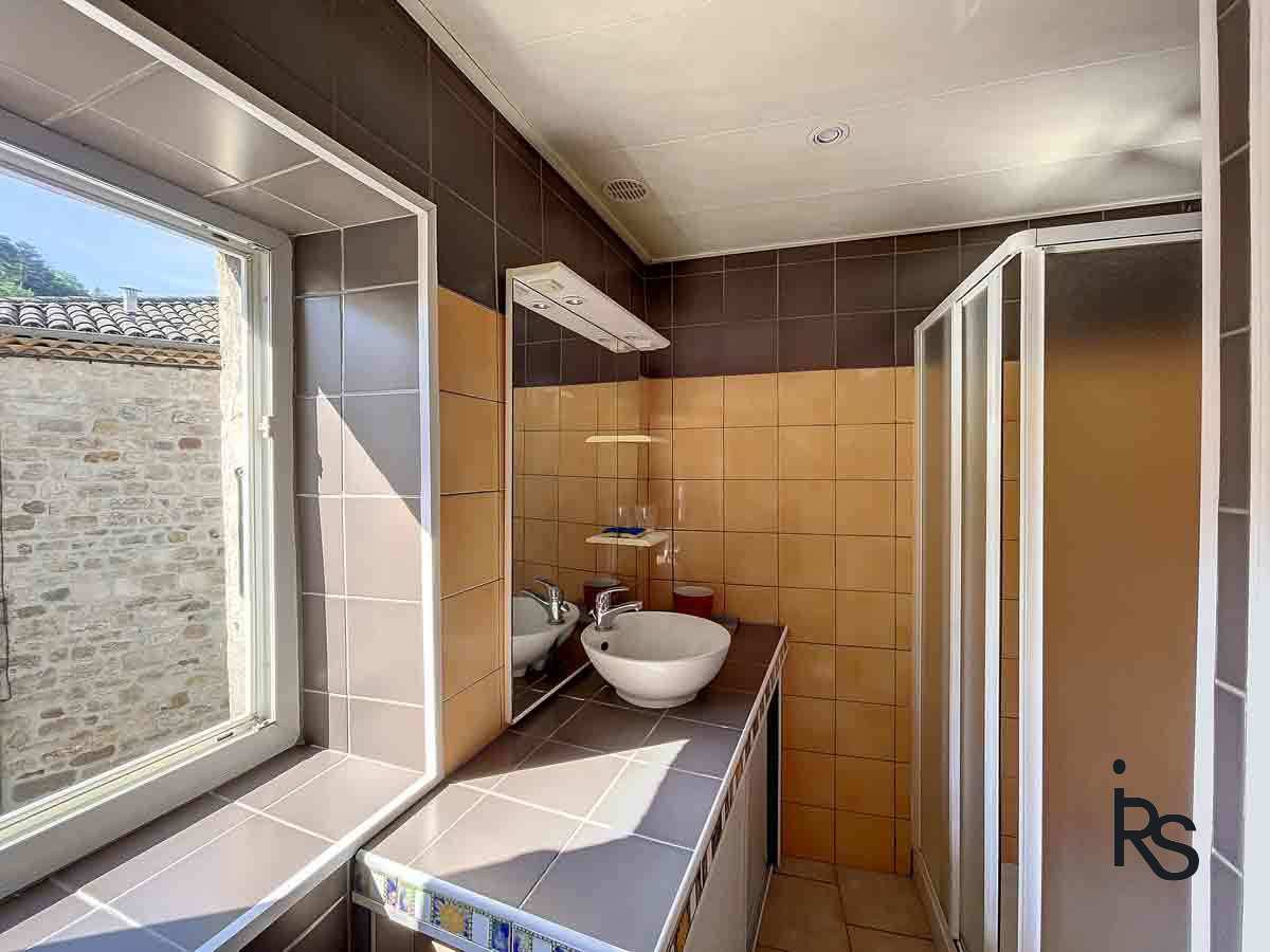 LARGENTIÈRE : une lumineuse maison de village en pierre de 78 m2 sur 3 niveaux avec balcon. — photo 8