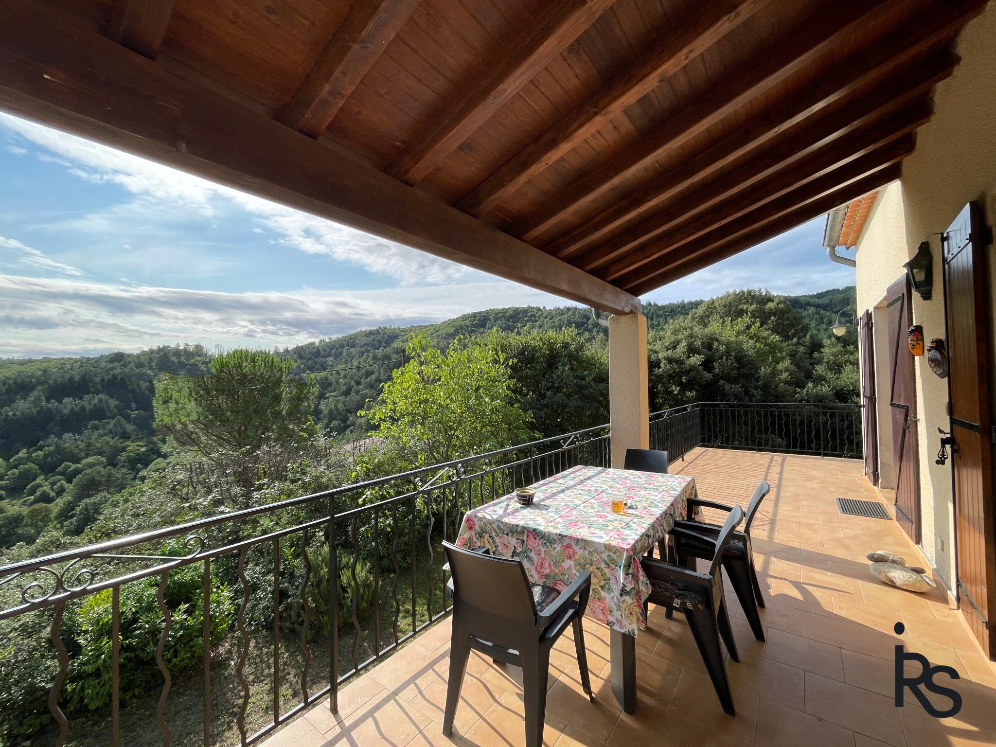 Une villa traditionnelle de 172 m2 avec une très jolie vue et 5612 m2 de terrain avec un jardin paysagé et un — photo 3