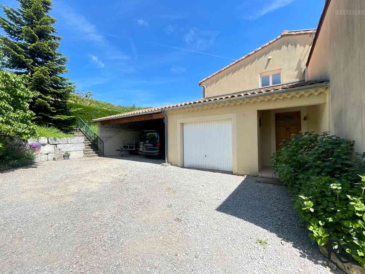 Une villa de 144 m2 habitables avec terrasse et 1138 m2 de jardin avec une belle vue sur les montagnes. — photo 17