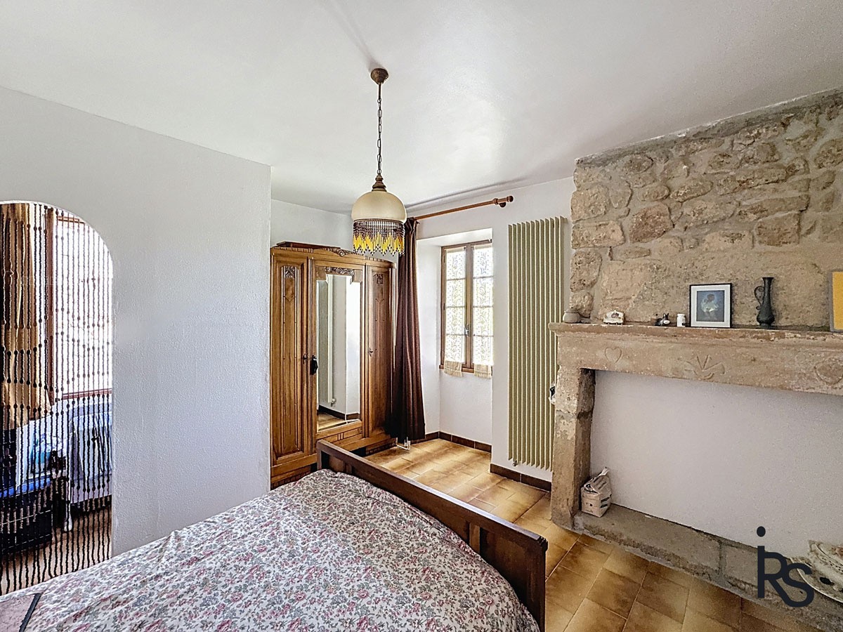 Avec une vue panoramique, une maison en pierre de 190 m2 habitables et un terrain de 2833 m2 — photo 8