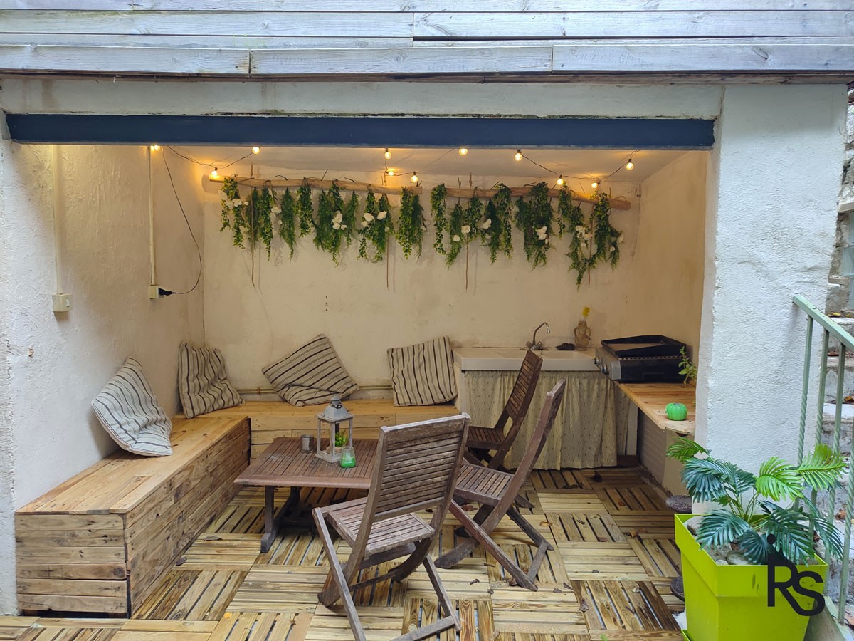 Maison de village avec un gîte, une petite cour et deux terrasses — photo 2