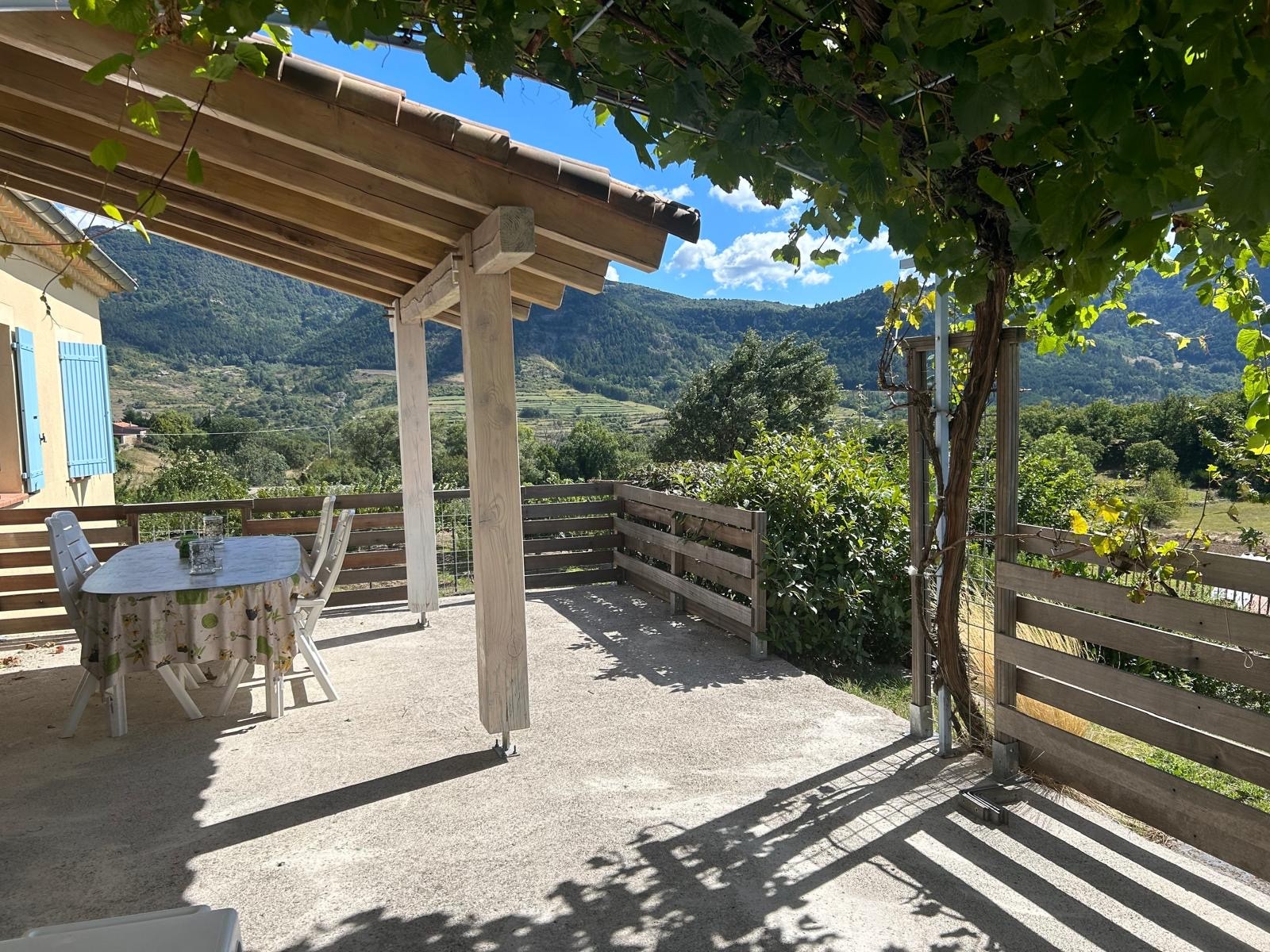 Une villa de 144 m2 habitables avec terrasse et 1138 m2 de jardin avec une belle vue sur les montagnes. — photo 4