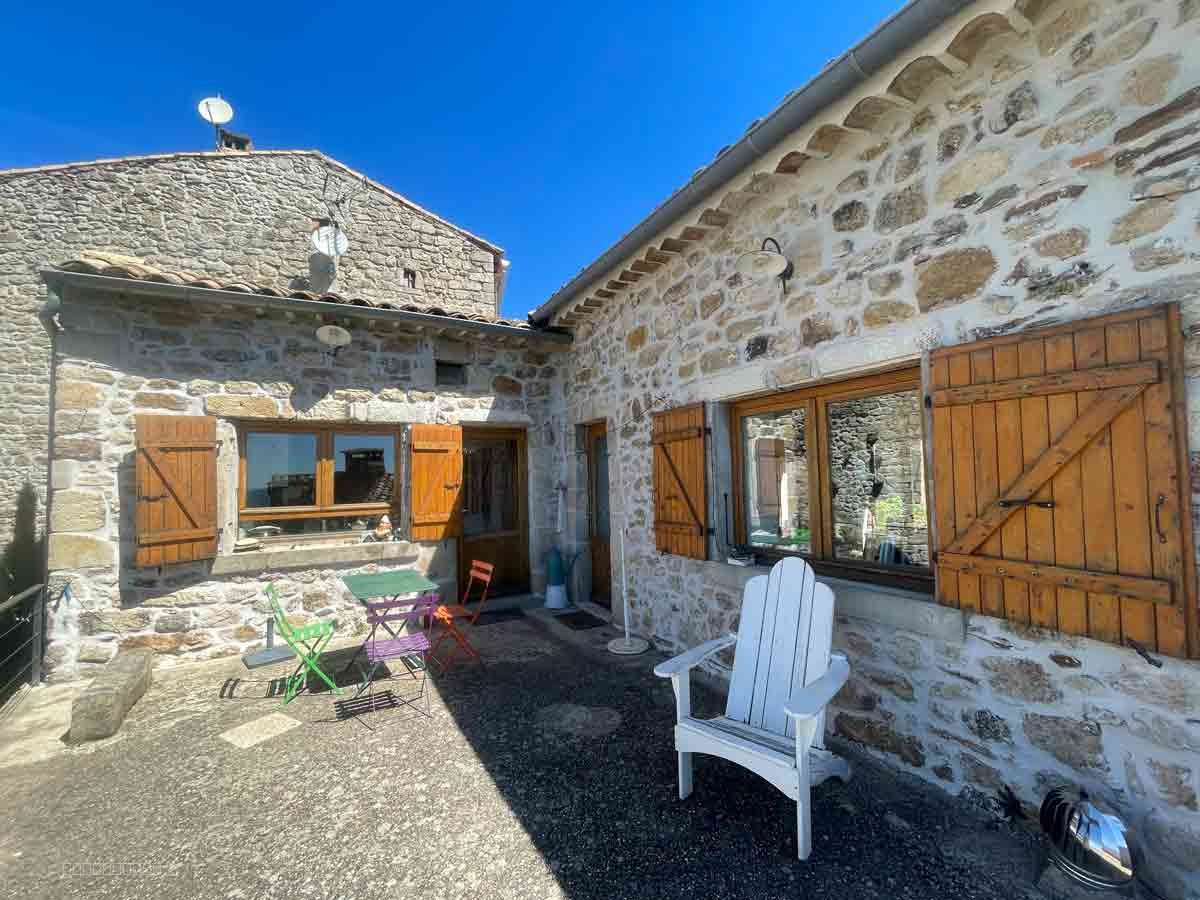 Dans un hameau typique, un ensemble immobilier de 3 maisons avec 8300 m2 de terrain et une vue splendide. — photo 4