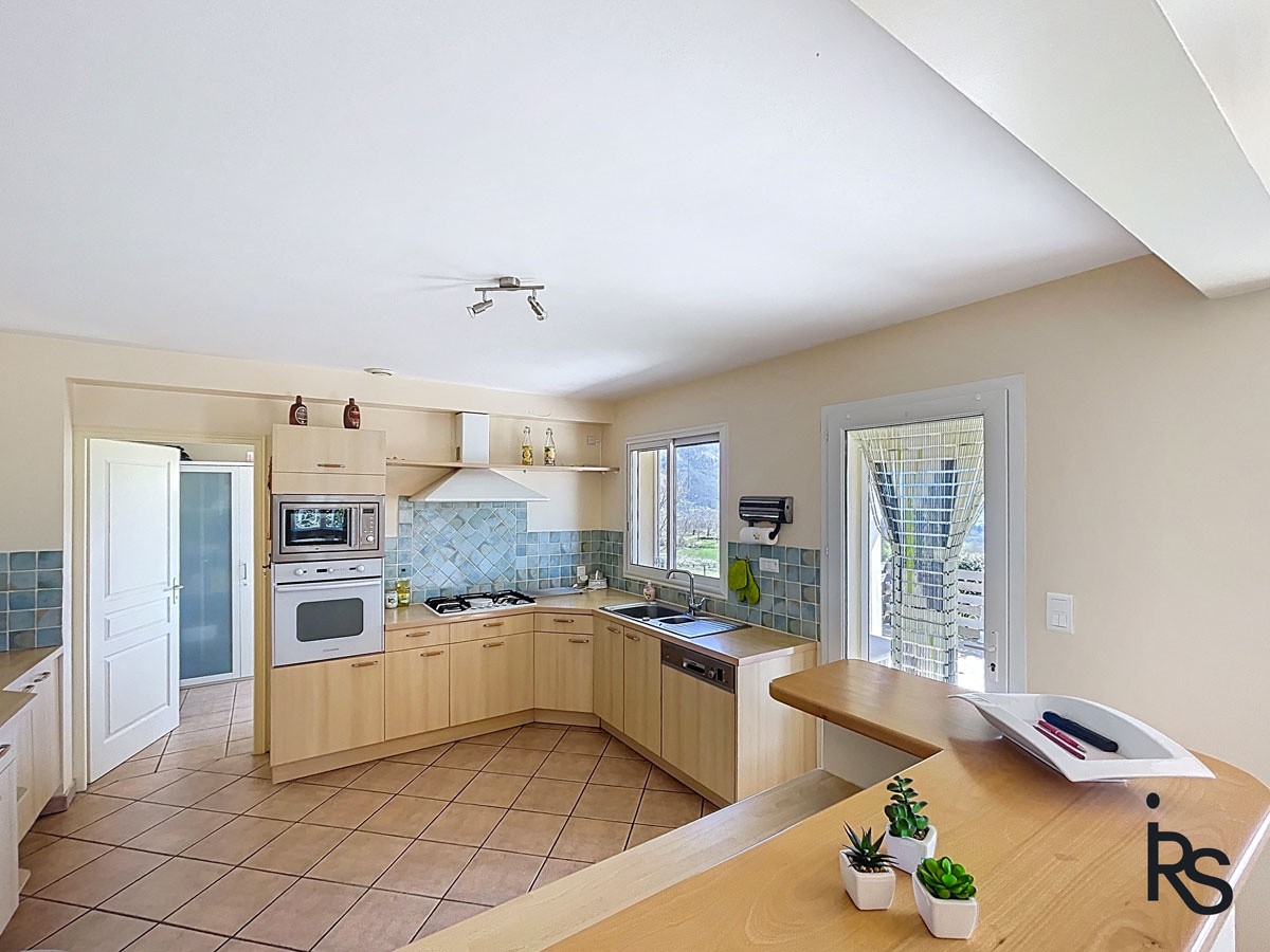 Une villa de 144 m2 habitables avec terrasse et 1138 m2 de jardin avec une belle vue sur les montagnes. — photo 7