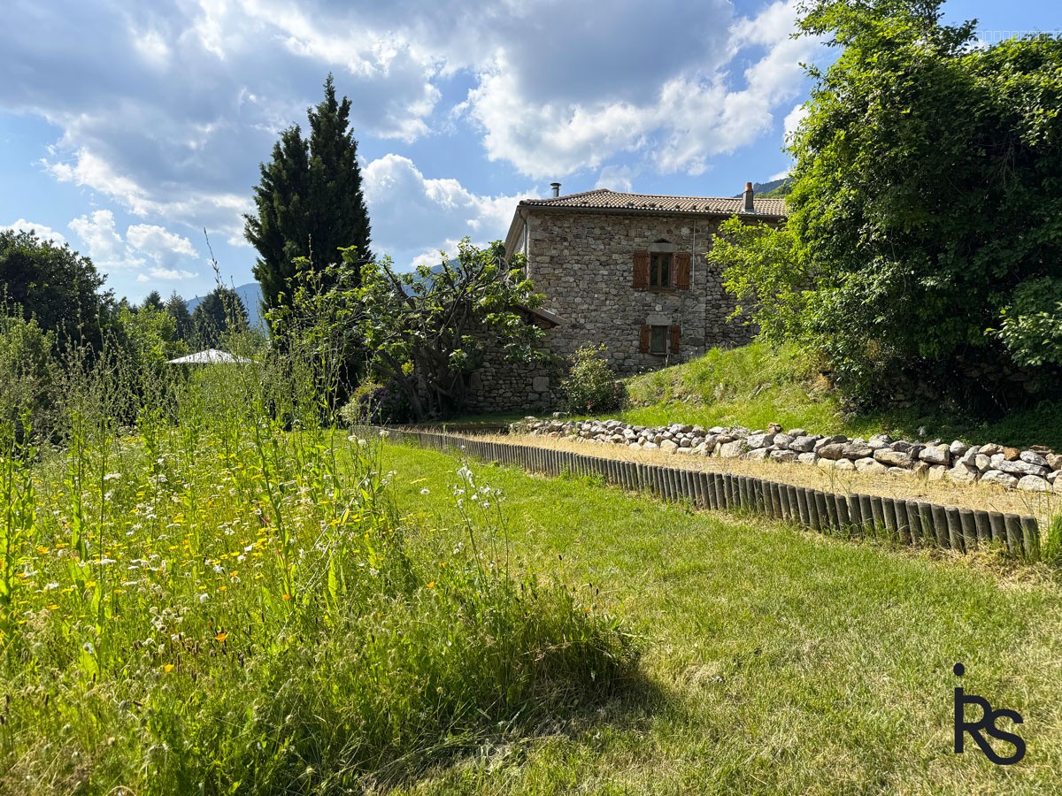 Maison de charme rénovée de 148 m2 habitables avec une vue splendide, un jardin paysagé et arboré de 2965 m2 — photo 3