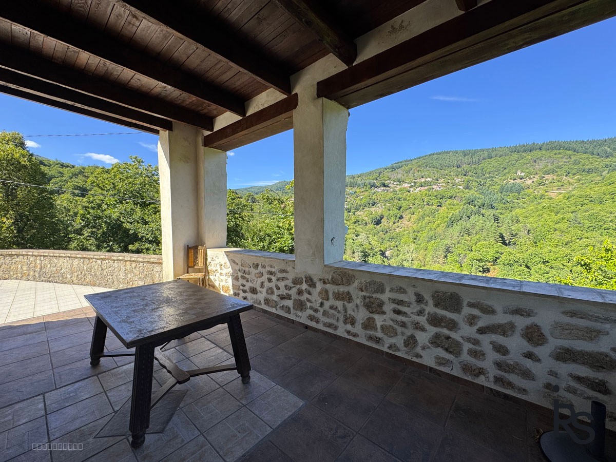 Une charmante maison en pierre sur 4 niveaux de 78 m2 avec de grandes terrasses et 267 m2 de terrain. — photo 4