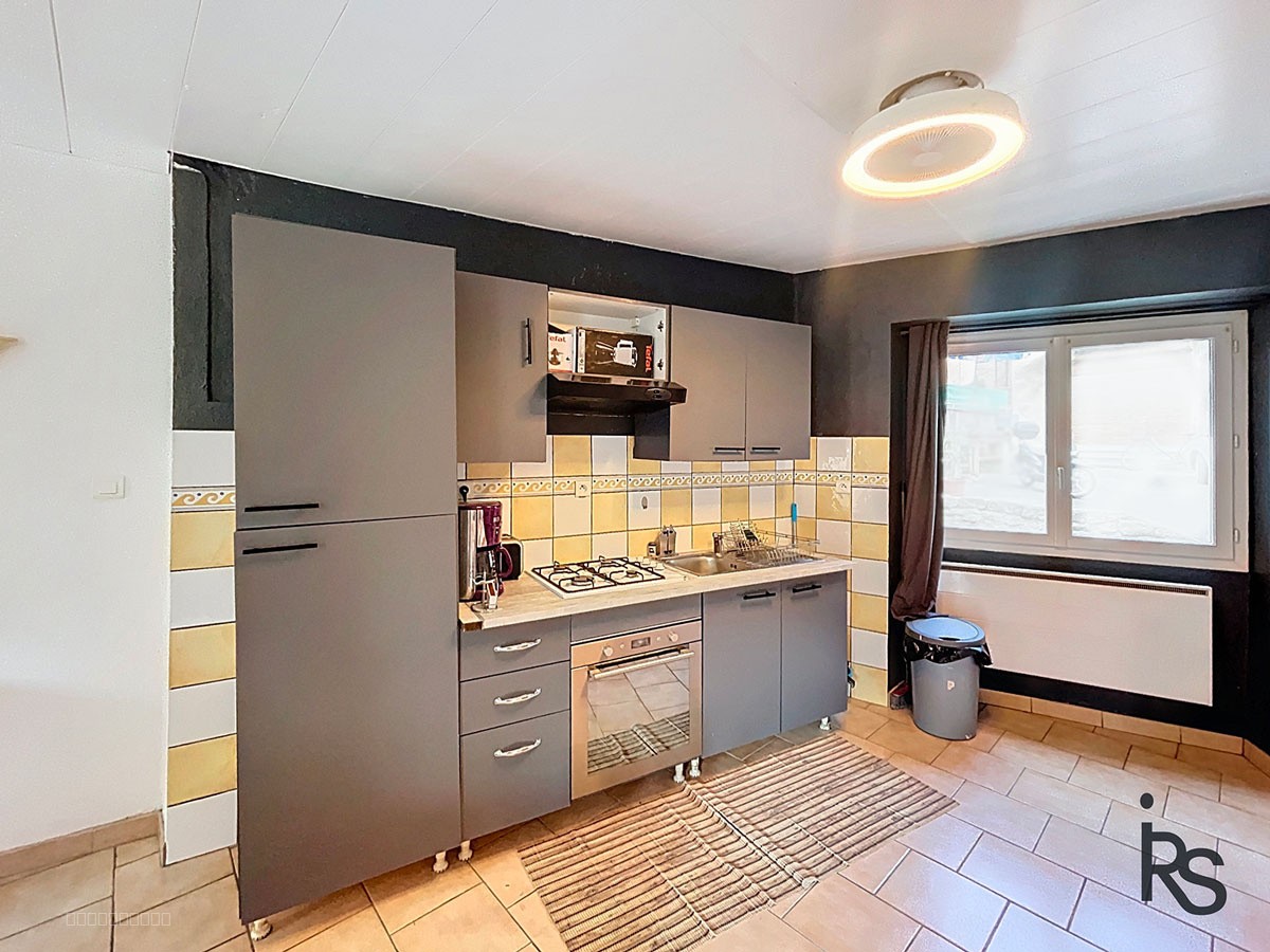 LARGENTIÈRE : une lumineuse maison de village en pierre de 78 m2 sur 3 niveaux avec balcon. — photo 4