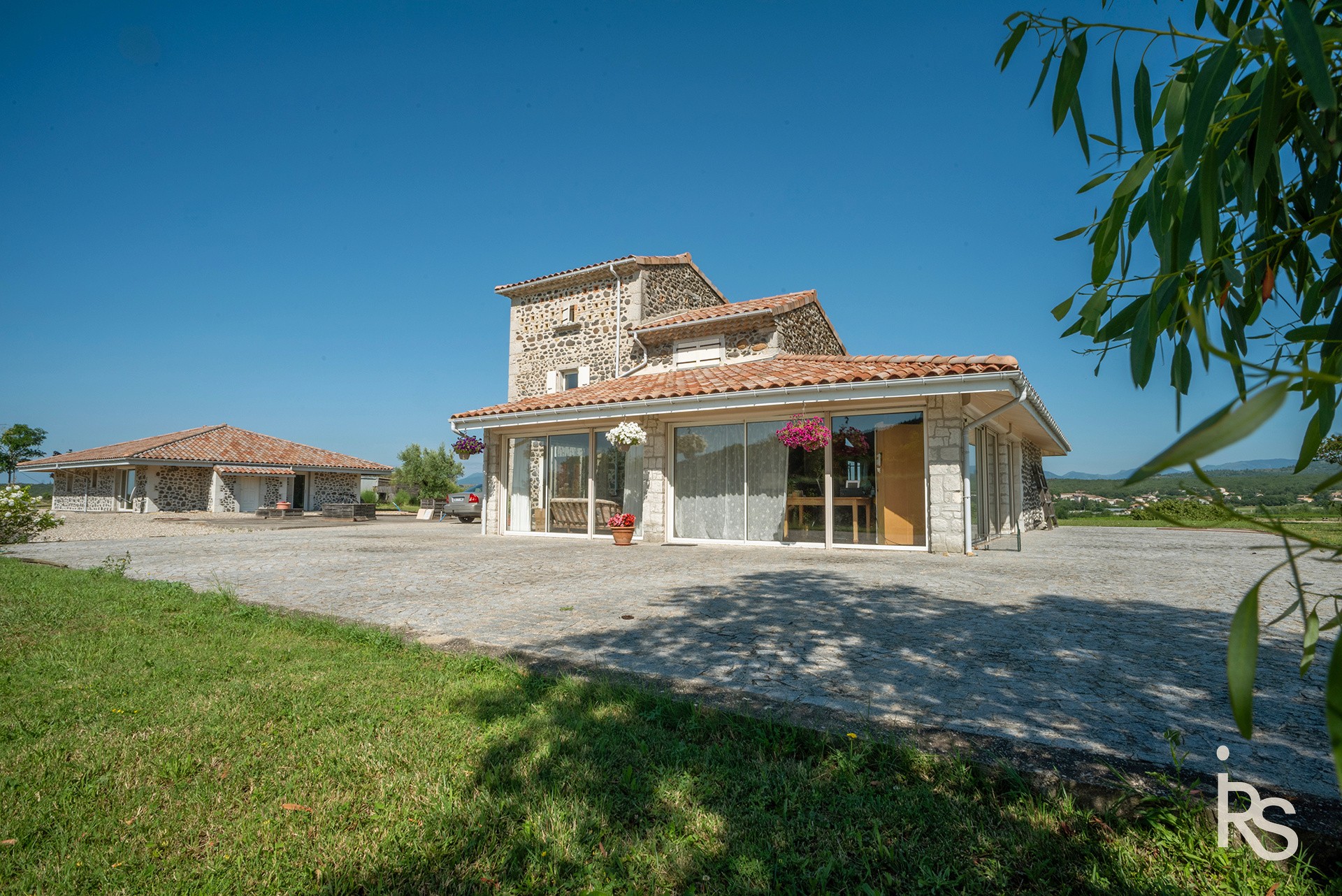 Deux maisons en pierre de 148 m2 et 104 m2, sur un terrain de 1,58 ha et une piscine avec vue panoramique. — photo 6