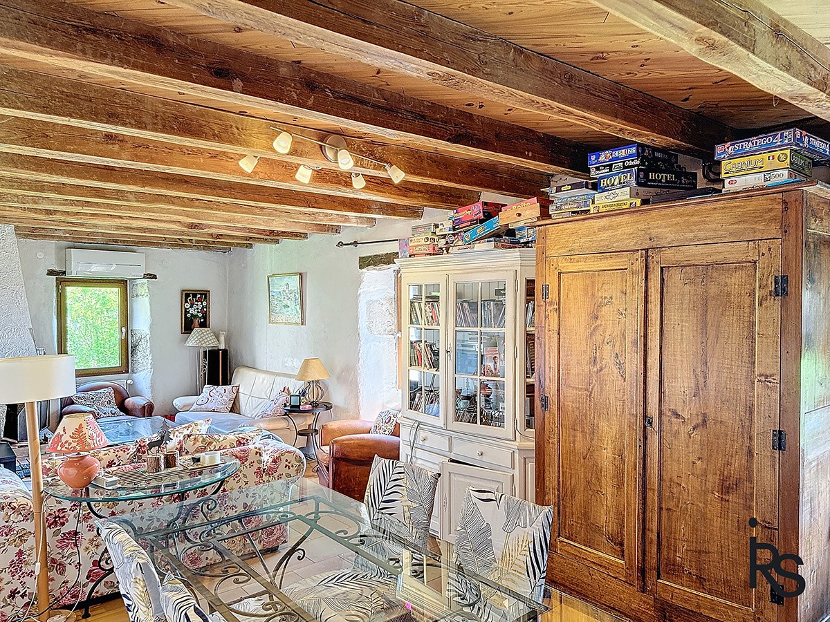 Dans un hameau typique, un ensemble immobilier de 3 maisons avec 8300 m2 de terrain et une vue splendide. — photo 9