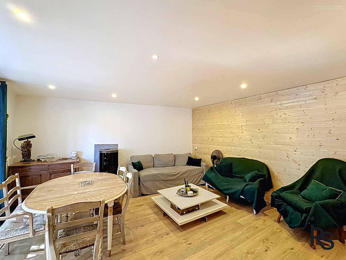 Maison de village avec un gîte, une petite cour et deux terrasses — photo 7