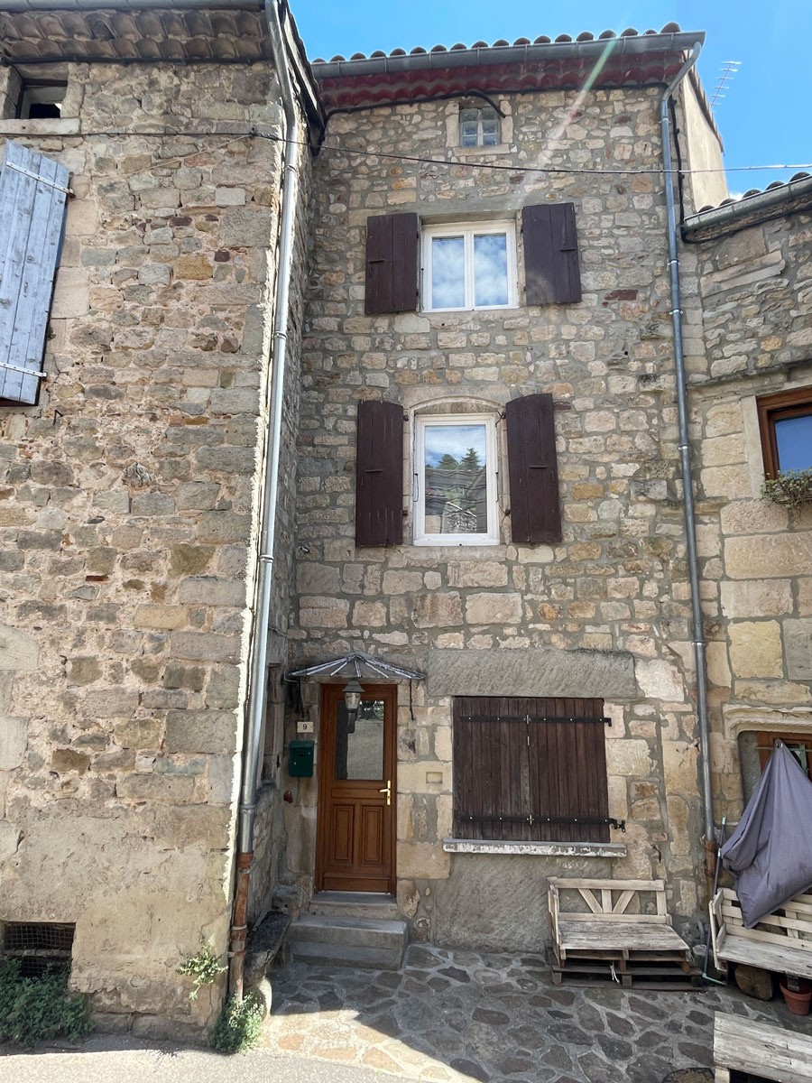 LARGENTIÈRE : une lumineuse maison de village en pierre de 78 m2 sur 3 niveaux avec balcon. — photo 2
